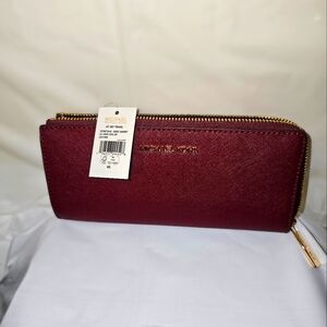 Michael Kors Zippy Wallet